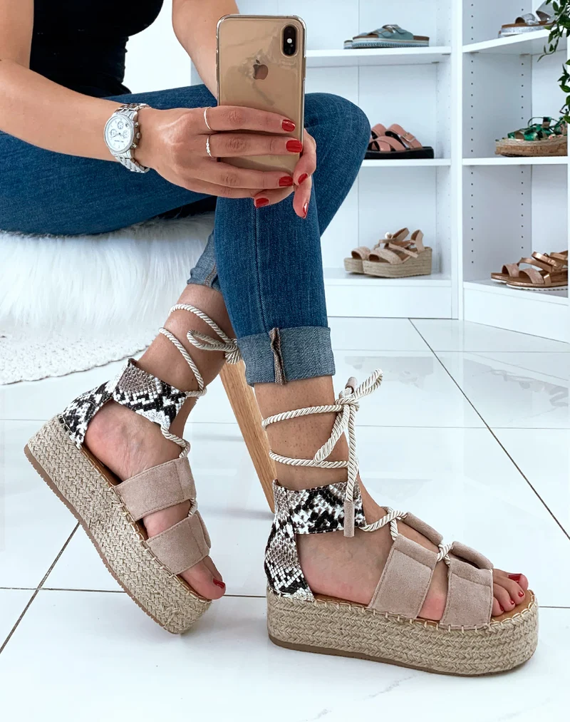Espadrilles compensées beige en suédine avec lacets en corde épaisse