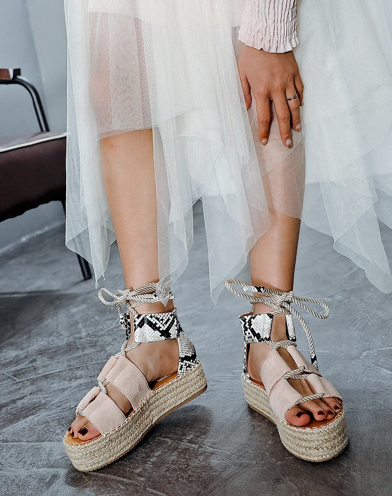 Espadrilles compensées beige en suédine avec lacets en corde épaisse