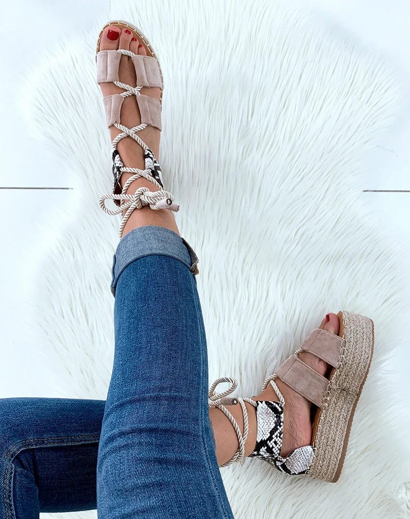 Espadrilles compensées beige en suédine avec lacets en corde épaisse