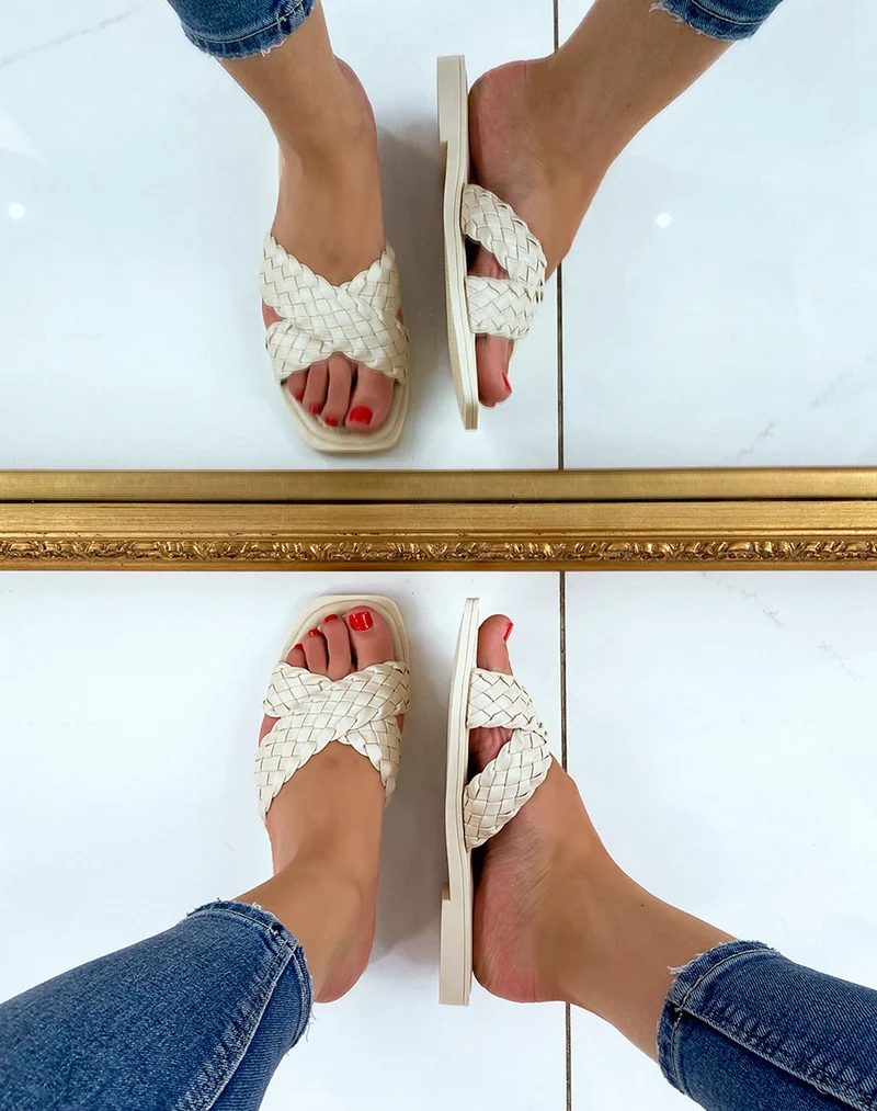 Mules beiges à brides croisées et tressées