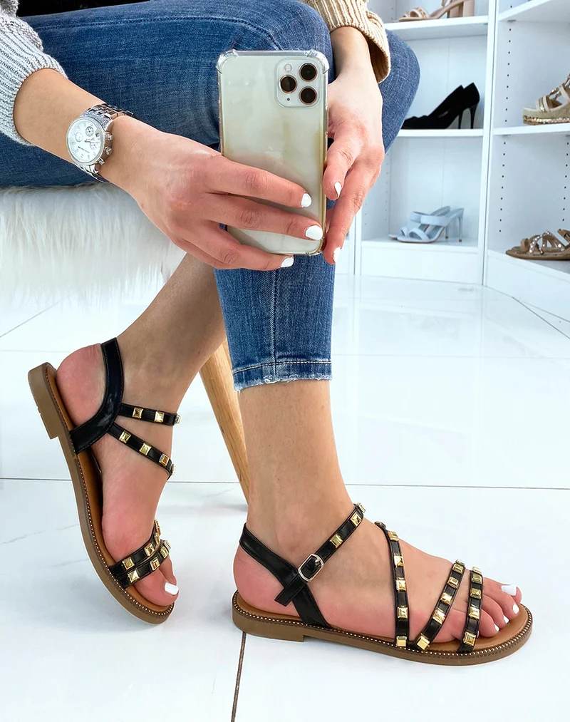 Nu-pieds noirs à multiples brides cloutées