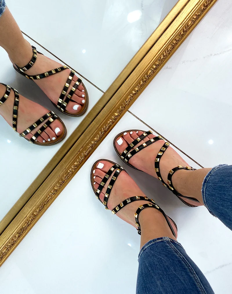 Nu-pieds noirs à multiples brides cloutées