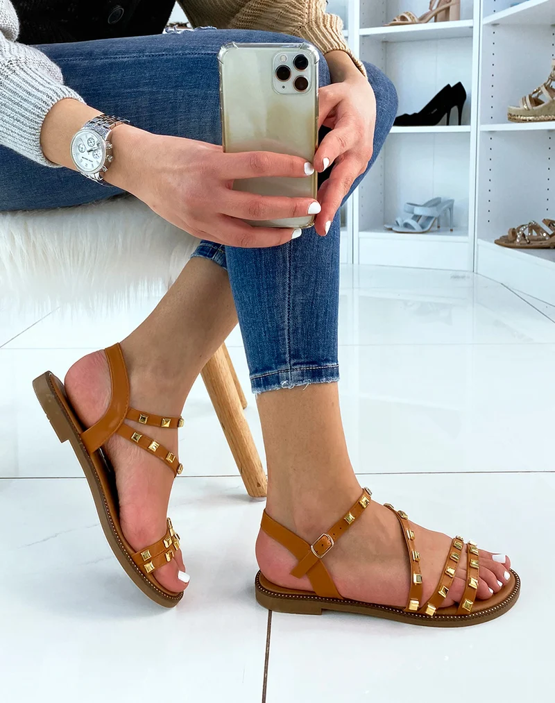Nu-pieds camel à multiples brides cloutées