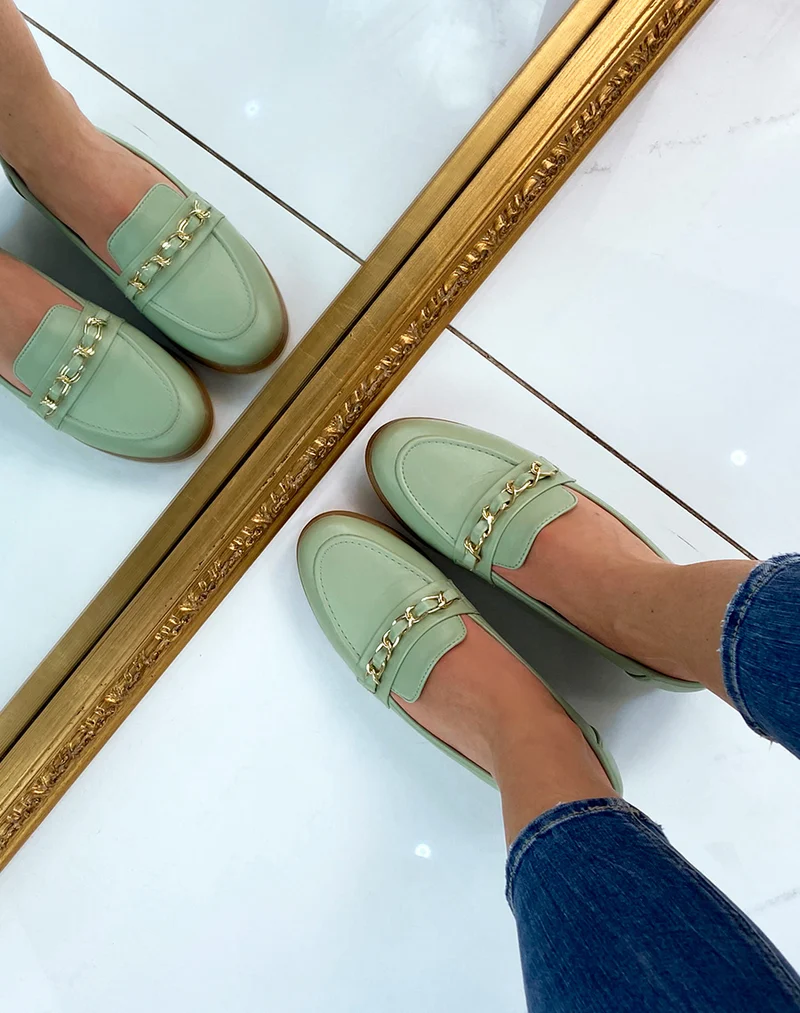 Mocassins vert pastel à fine chaîne dorée