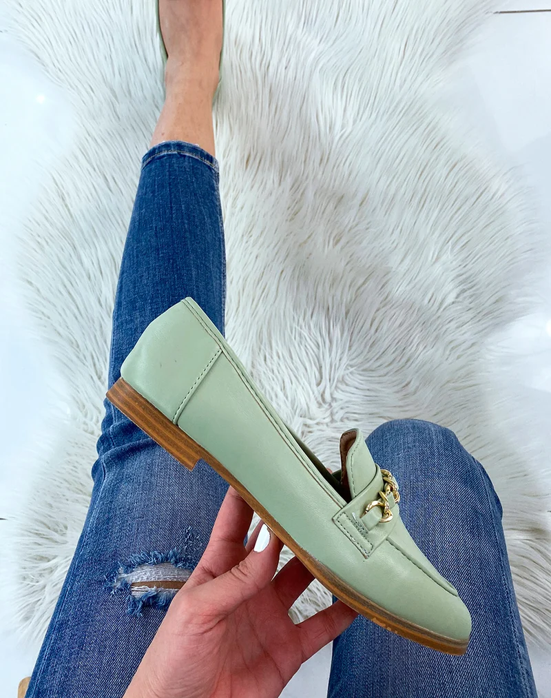 Mocassins vert pastel à fine chaîne dorée
