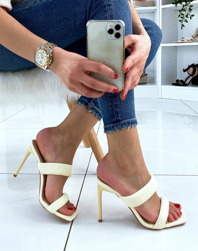 Mules en suédine double lanière à talon jaune pastel