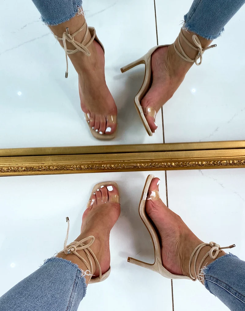 Sandales en suédine beige à talon et bride transparente