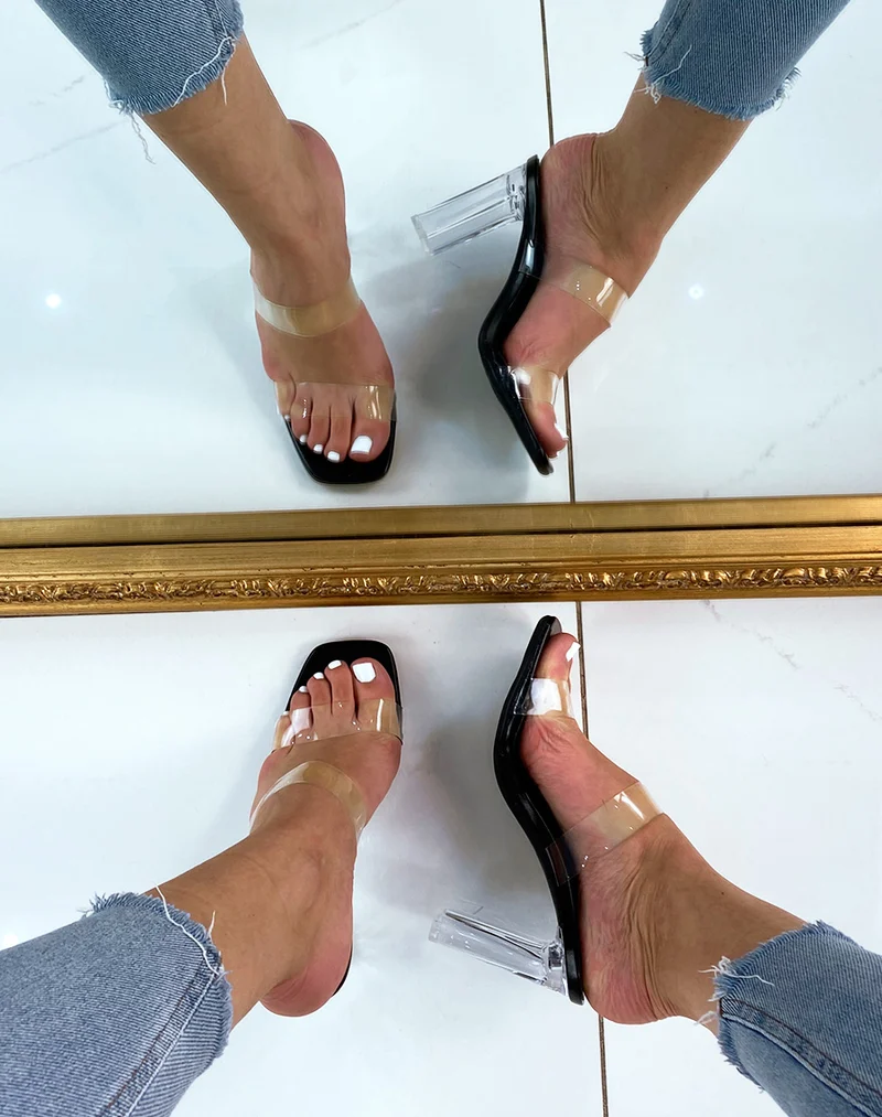 Sandale noire à talon transparent