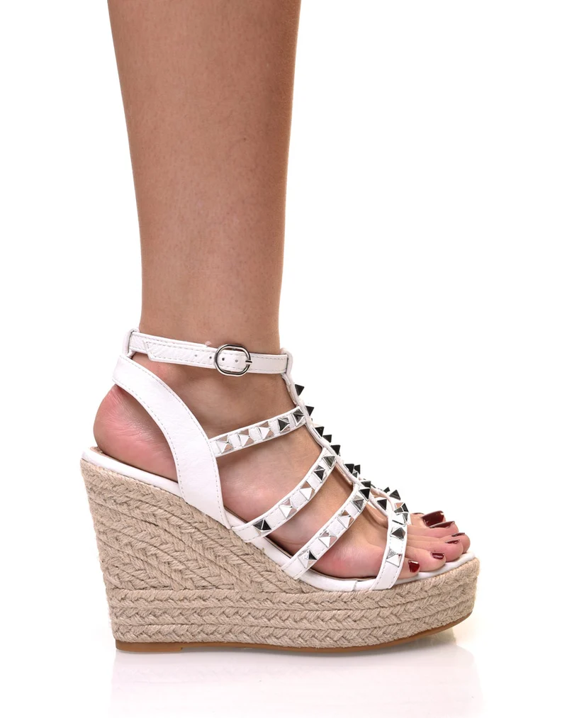Sandales compensées blanches cloutées