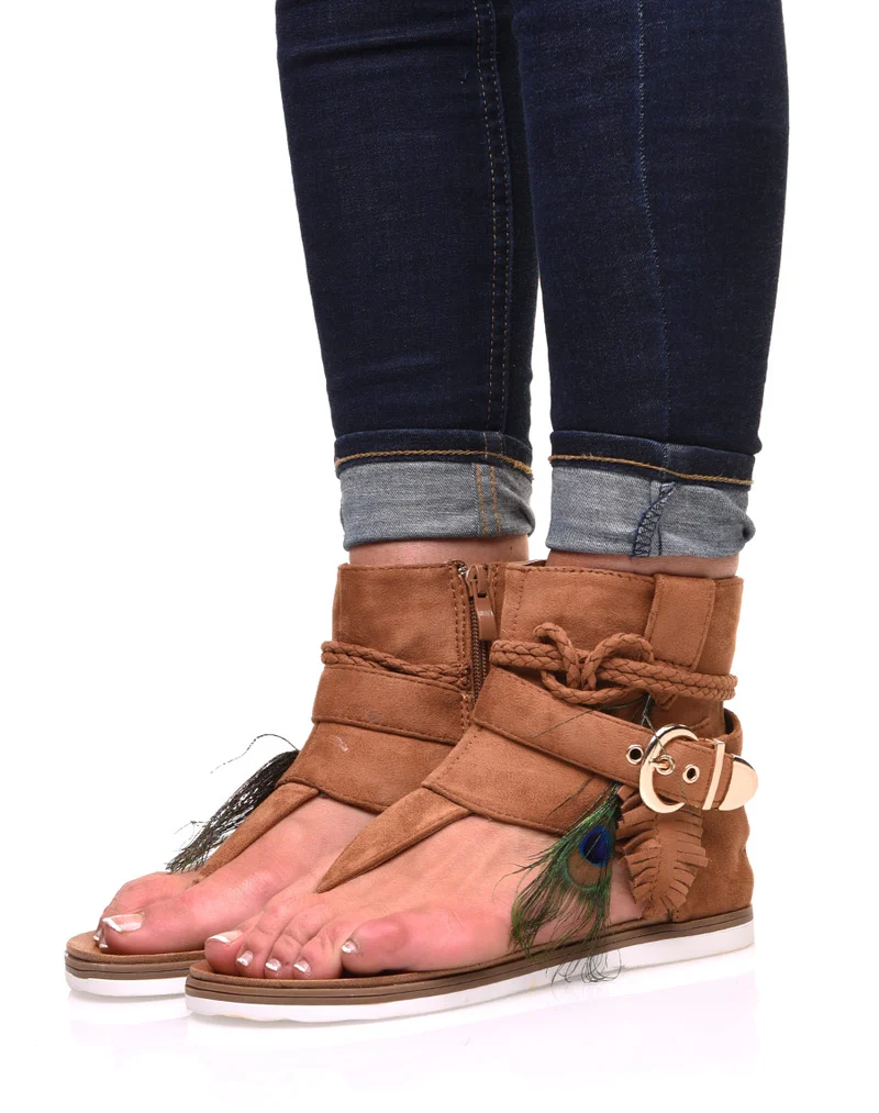 Nu-pieds camel en suédine à multiples détails