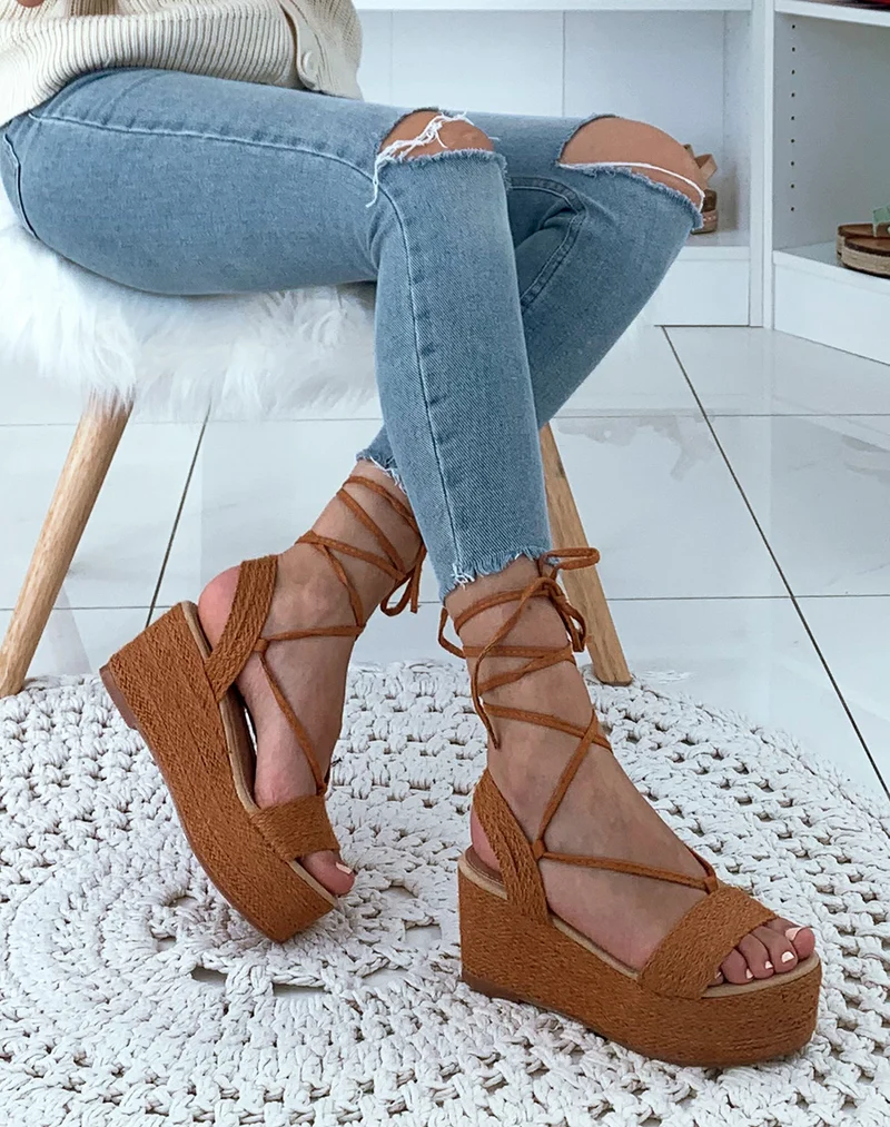 Sandales en osier camel à talons compensées et à lacets