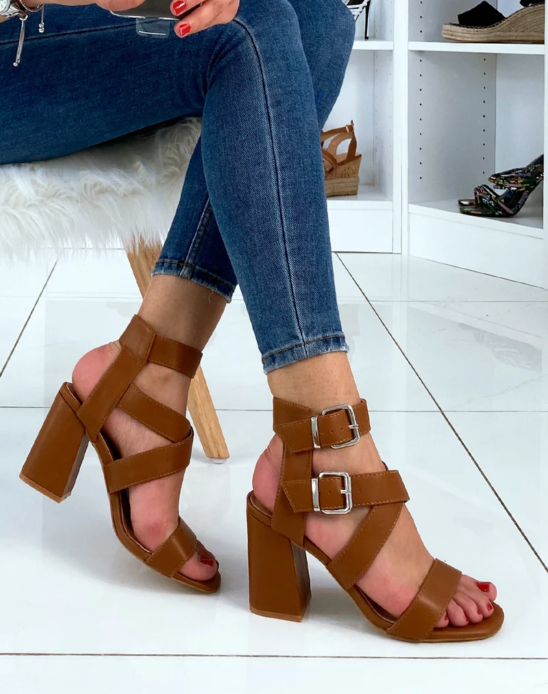 Sandales camel à talons et à multiples brides