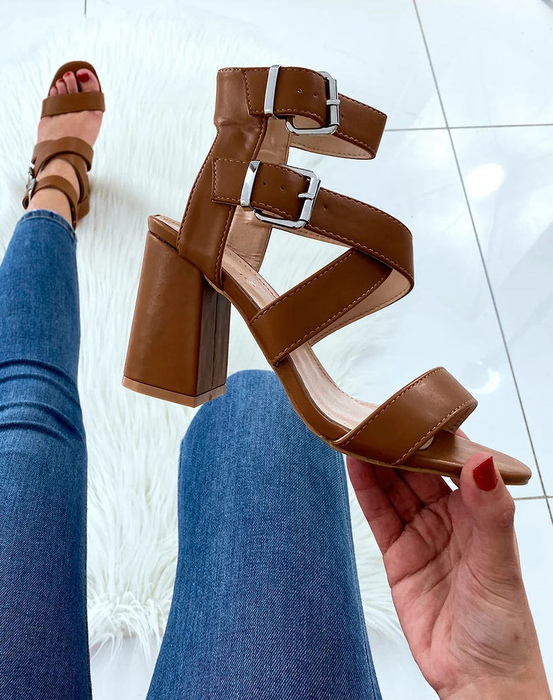 Sandales camel à talons et à multiples brides