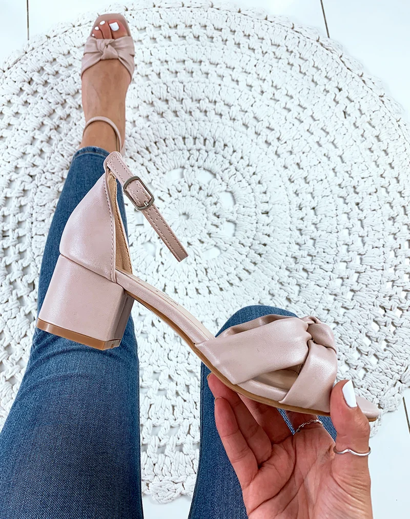 Sandales roses à brides nouées