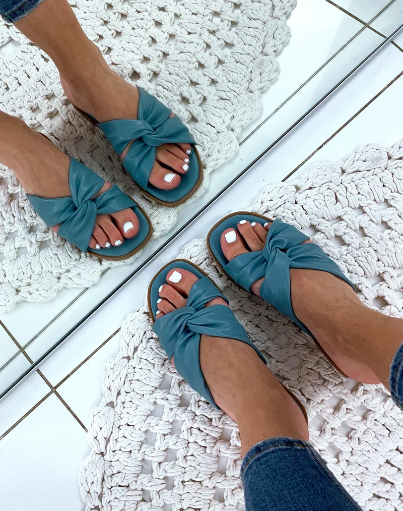 Sandales bleu plates à brides entrecroisées