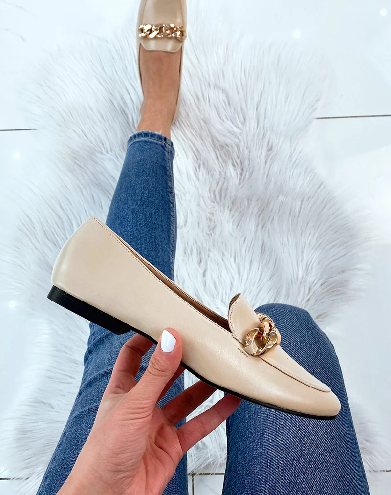 Mocassin beige avec grosse chaîne dorée
