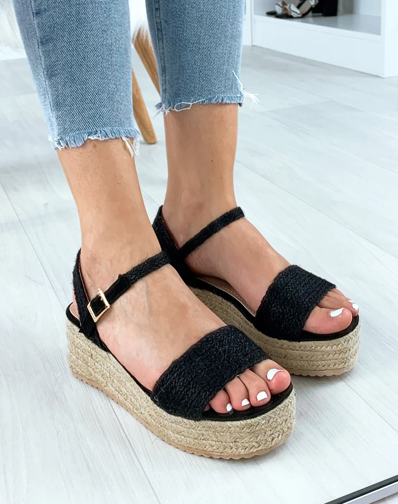 Sandales compensées noires à brides larges tressées