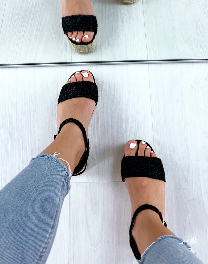 Sandales compensées noires à brides larges tressées