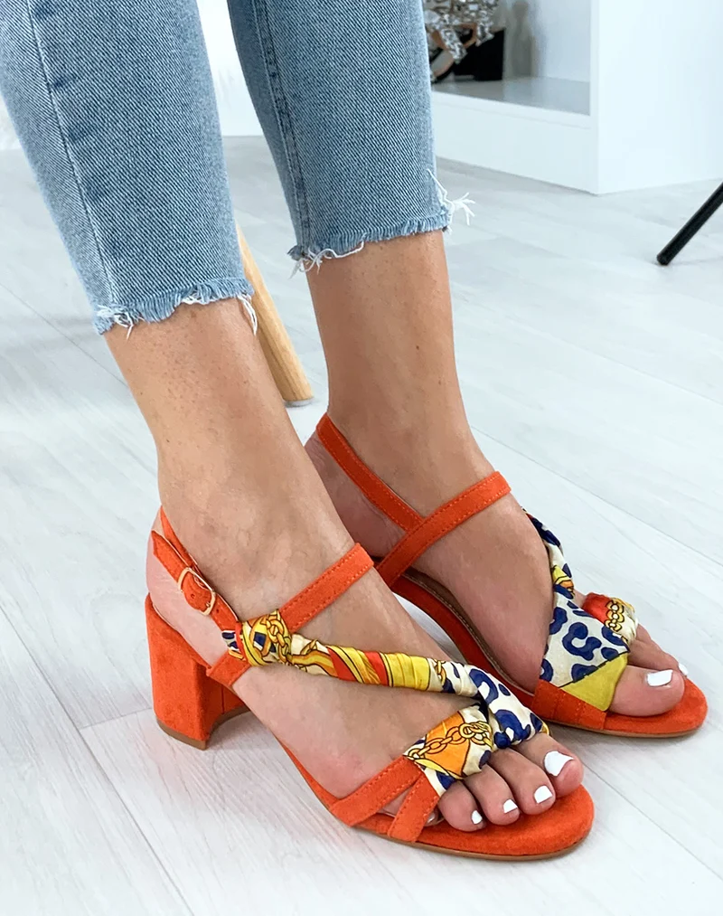 Sandales orange à bride tressé d’un foulard imprimé