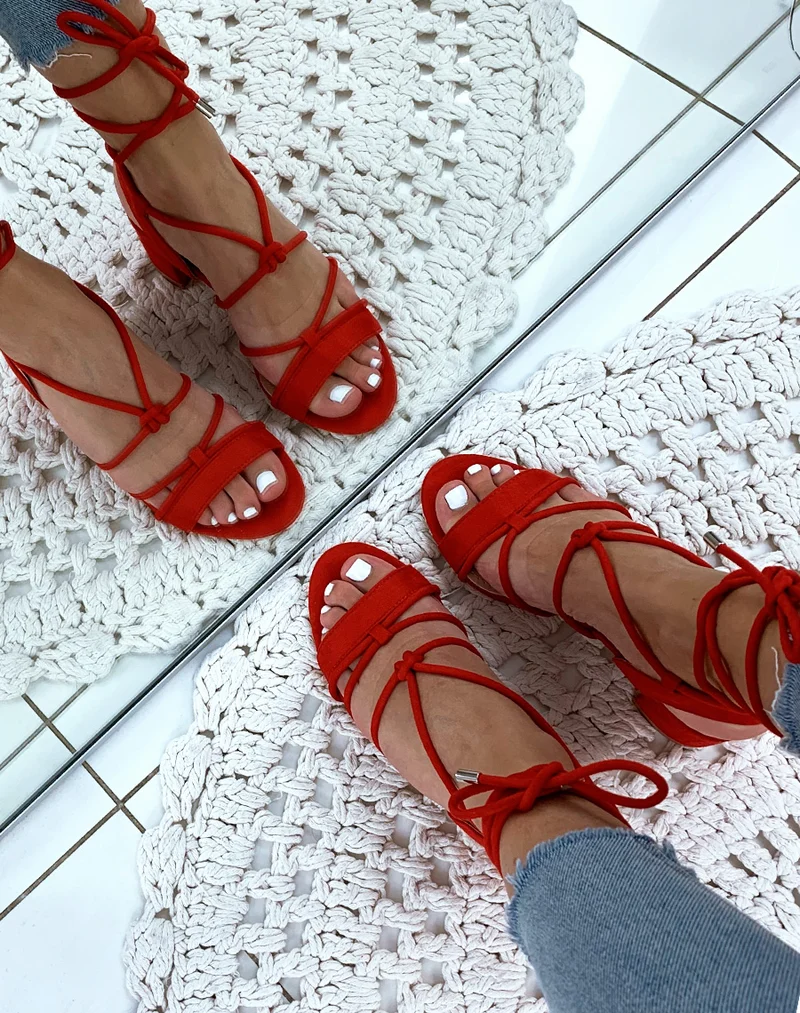 Sandales en suédine rouges à petits talons et à lacets chevilles