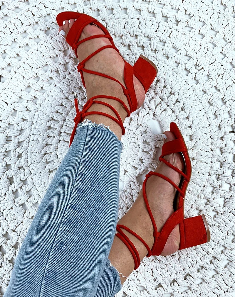 Sandales en suédine rouges à petits talons et à lacets chevilles