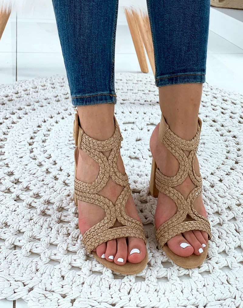 Sandales à talons beige raphia