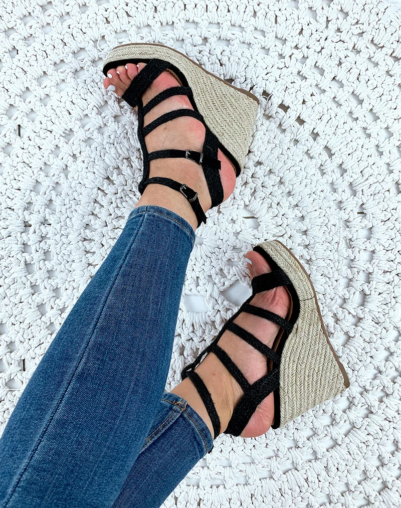 Sandales compensées noires raphia