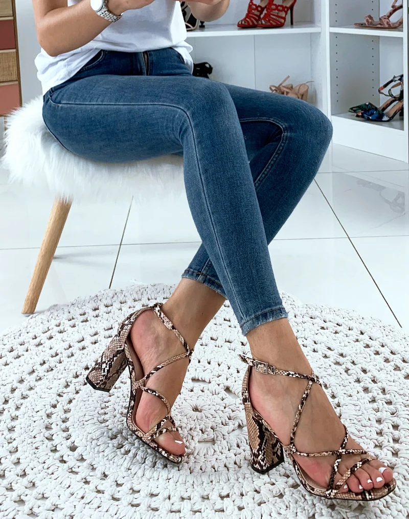 Sandale beige talon carré effet python