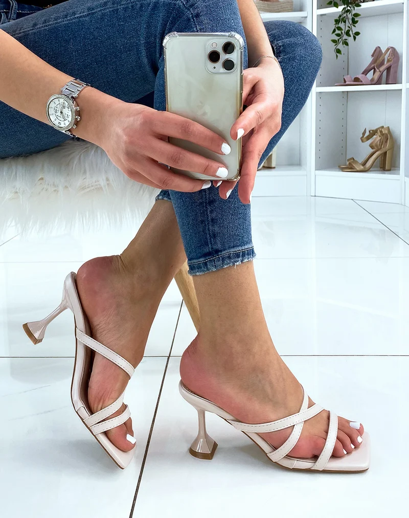 Sandale beige à talon évasé