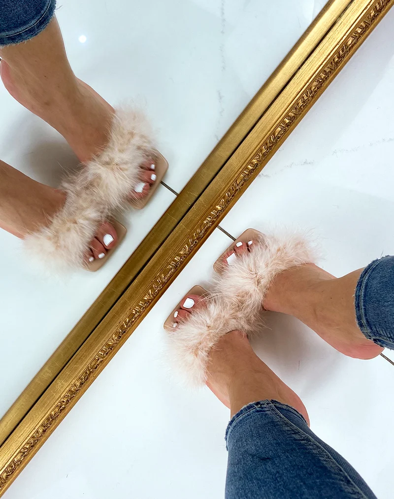 Mules à talons beiges à plumes