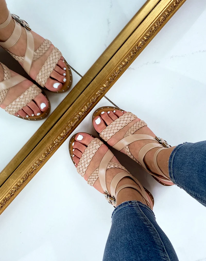 Nu-pieds beige à multiples brides tressées et lisses