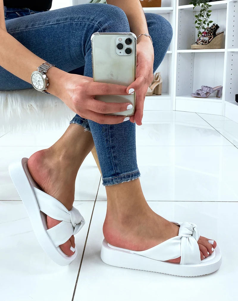 Nu-pieds blancs à brides larges rembourrées