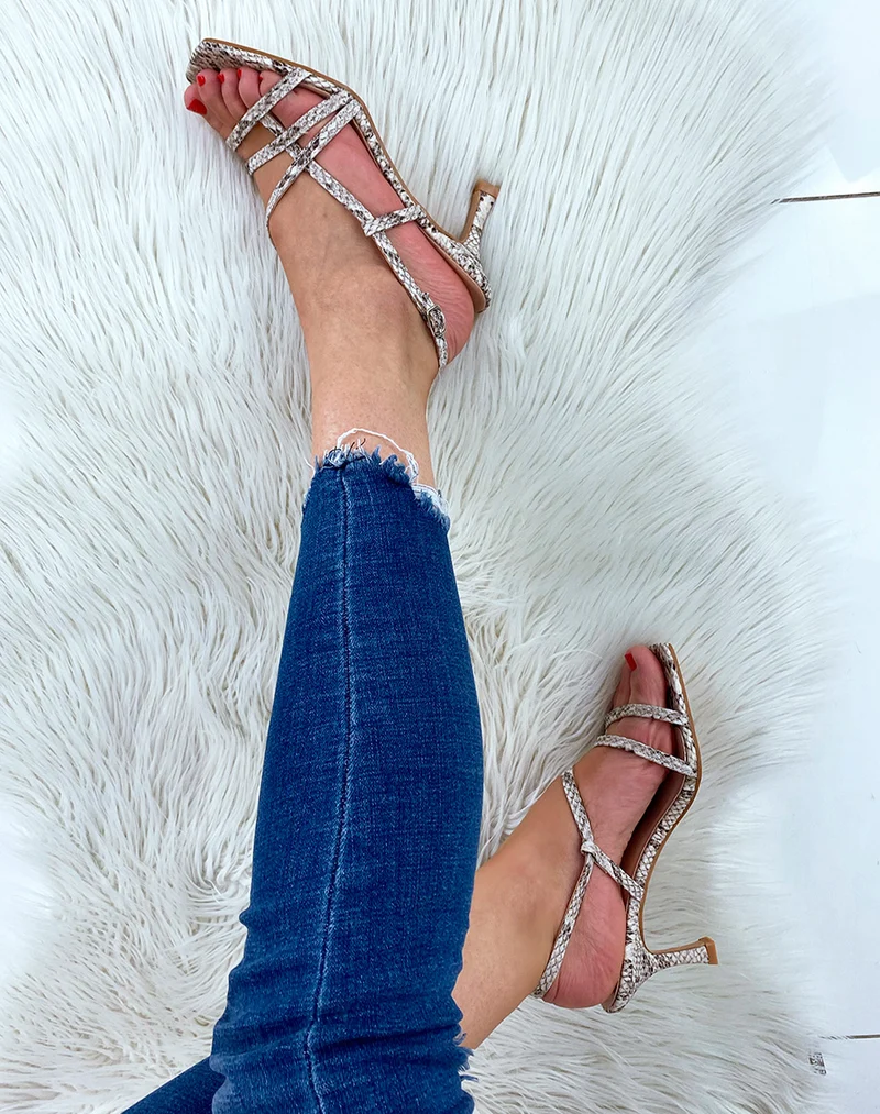 Sandales effet python à petit talon fin et brides croisées