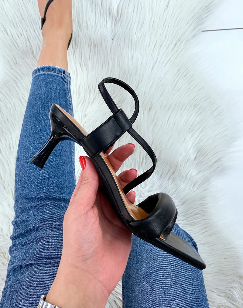 Sandales à talon noires à brides asymétriques