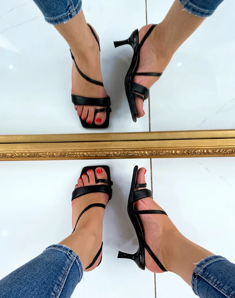 Sandales à talon noires à brides asymétriques