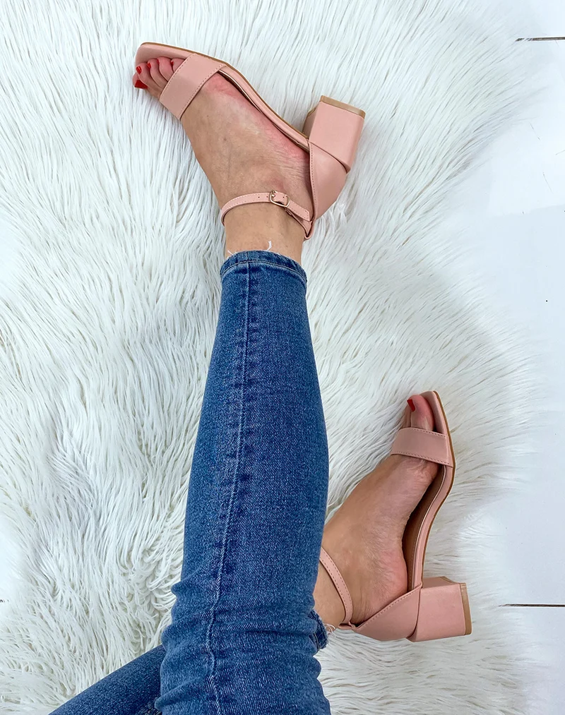 Sandale rose clair à petit talon carré