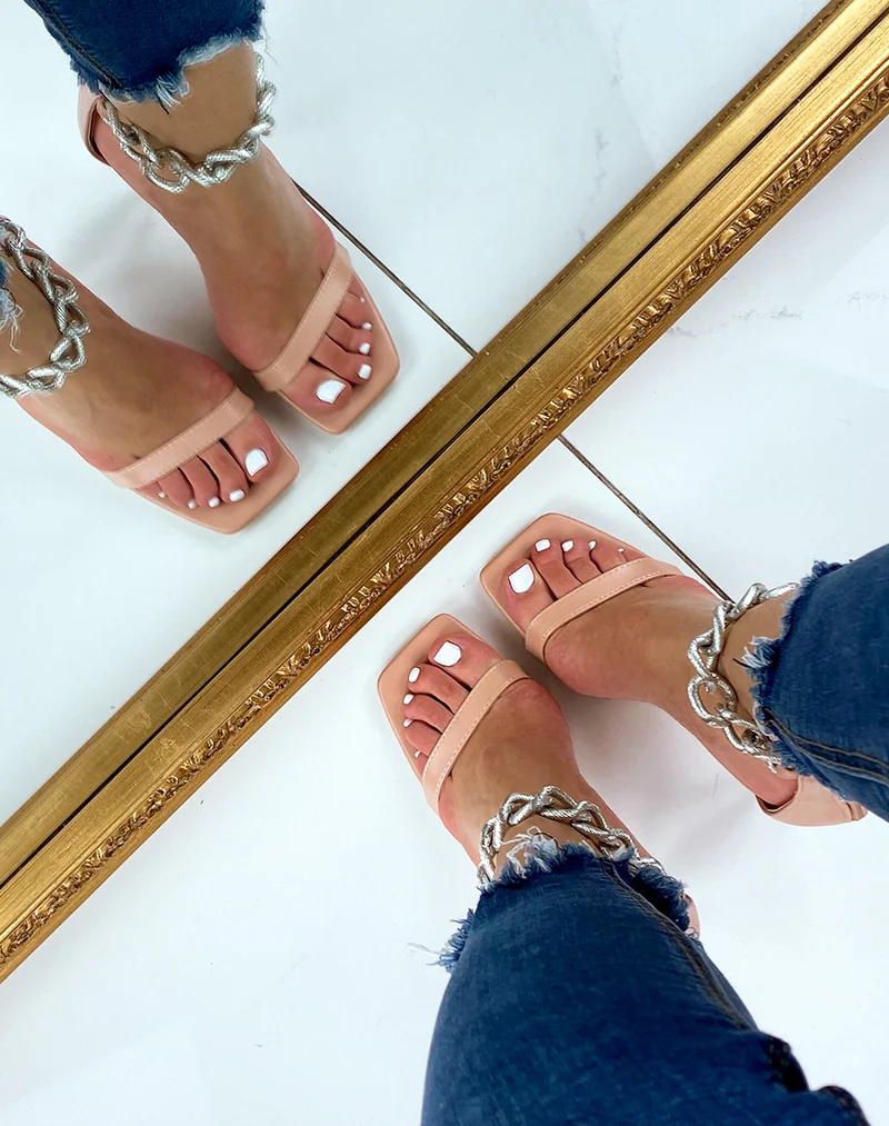 Sandales à talon beige poudré à chaine argentée