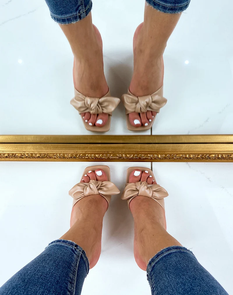 Mules à talon et à noeud beige
