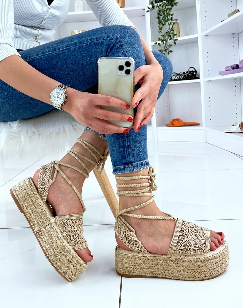 Compensées beiges à détails brodés