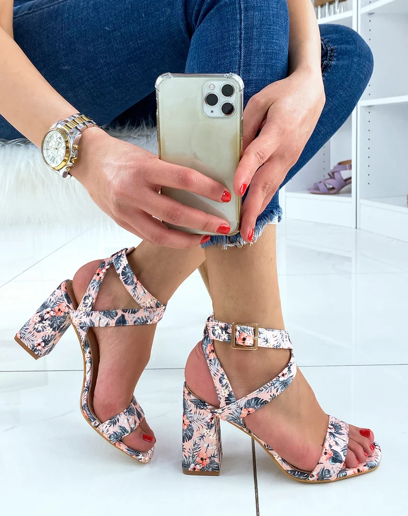 Sandales à talon roses à motifs fleuris et brides croisées