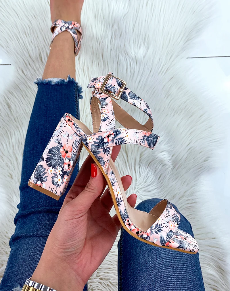 Sandales à talon roses à motifs fleuris et brides croisées