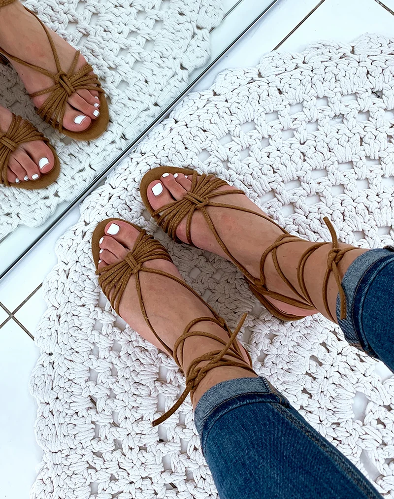 Sandales en suédine camel à petits talons et à lacets