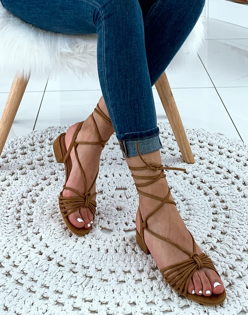 Sandales en suédine camel à petits talons et à lacets