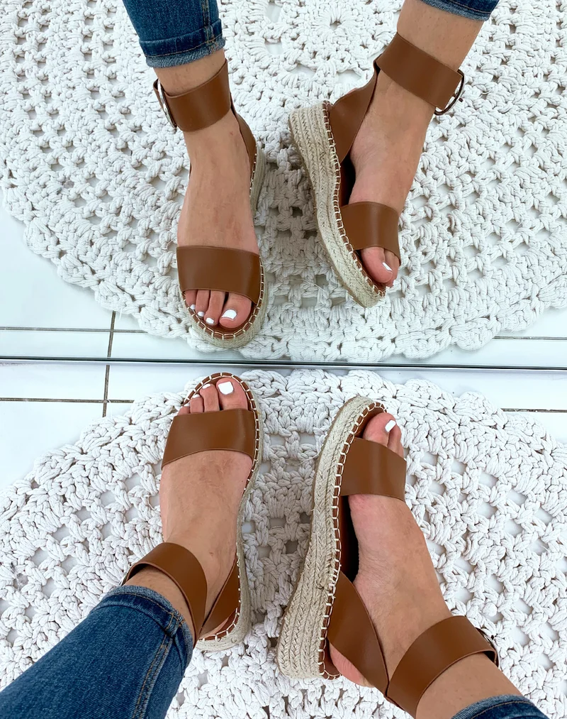 Espadrilles compensées camel à grosse boucle