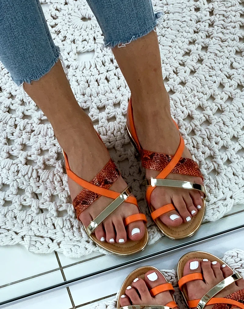 Nu-pieds à multiples lanières entrecroisées oranges dorés et effet python