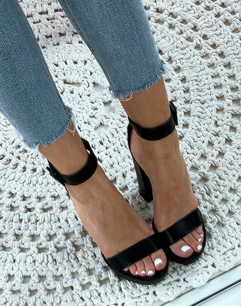 Sandales en similicuir noires à talons et à semelles crantées