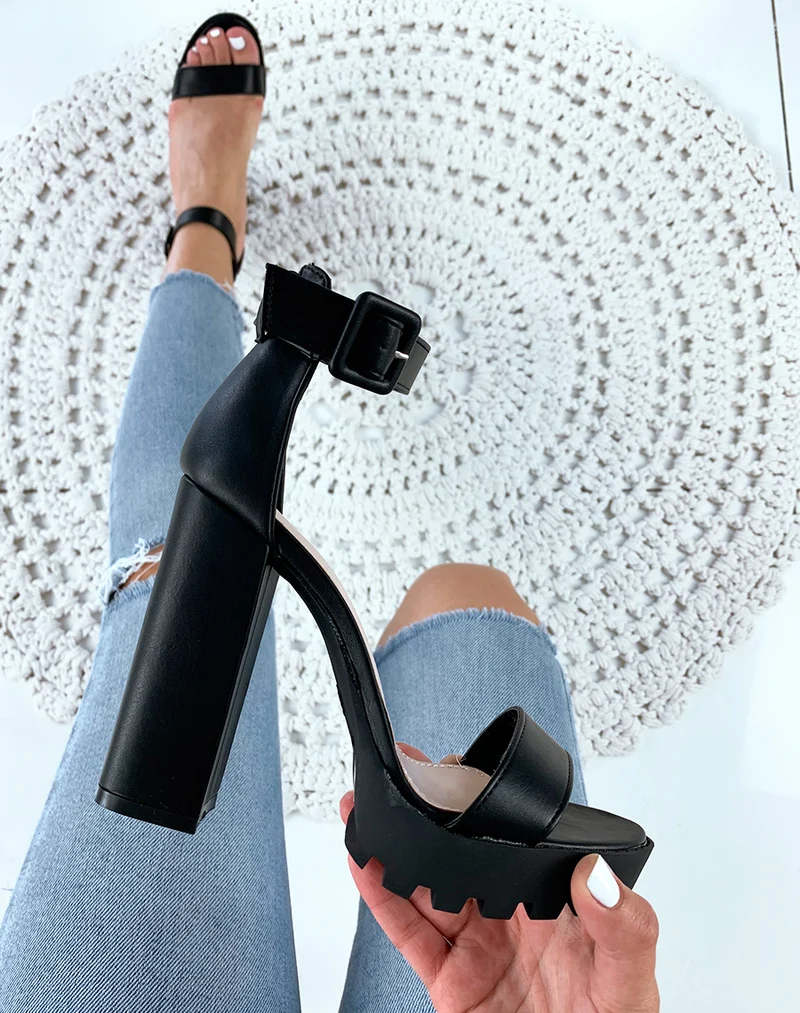 Sandales en similicuir noires à talons et à semelles crantées