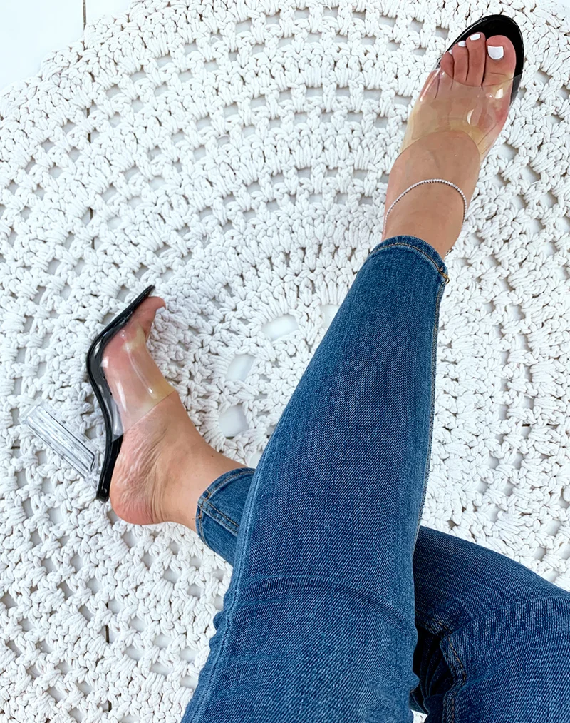 Mules noires vernies à talons et larges brides transparents
