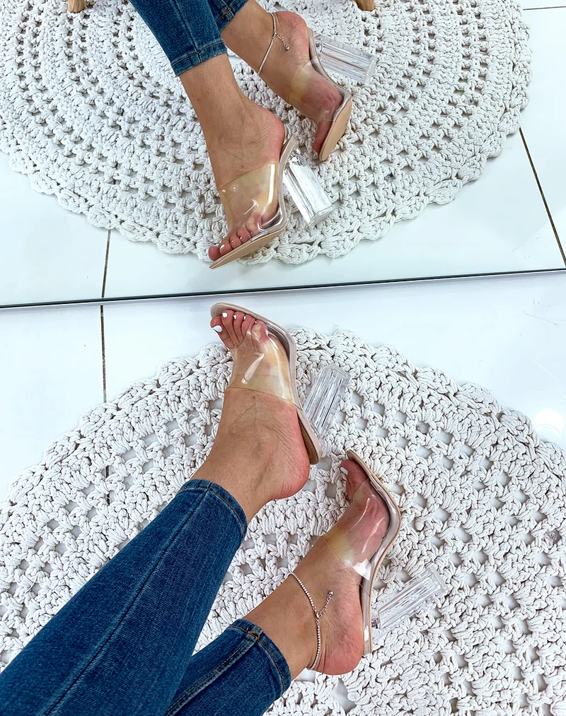 Mules beiges vernies à talons et larges brides transparents