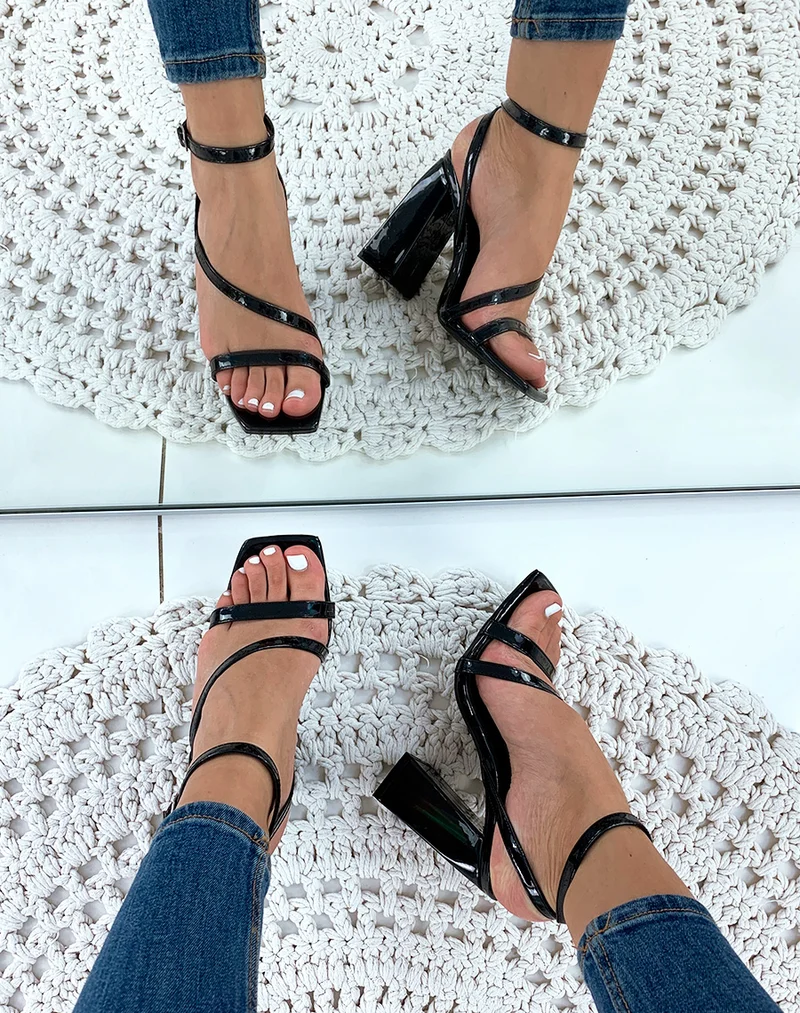 Sandales noires vernies à talons et à multiples lanières